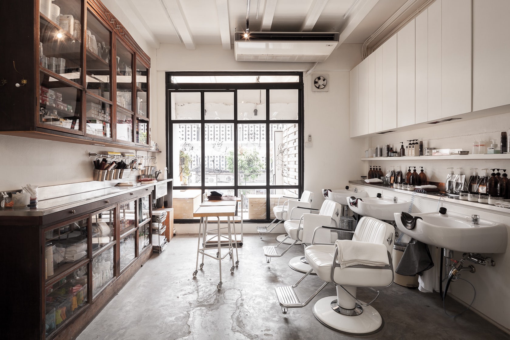 90平米理发店装修设计效果图