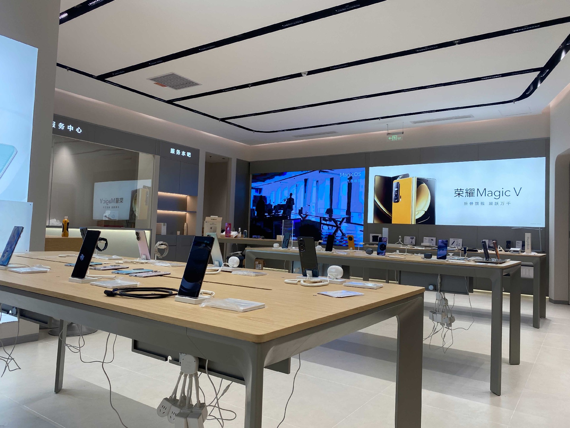 280㎡荣耀手机授权体验店装修实景案例