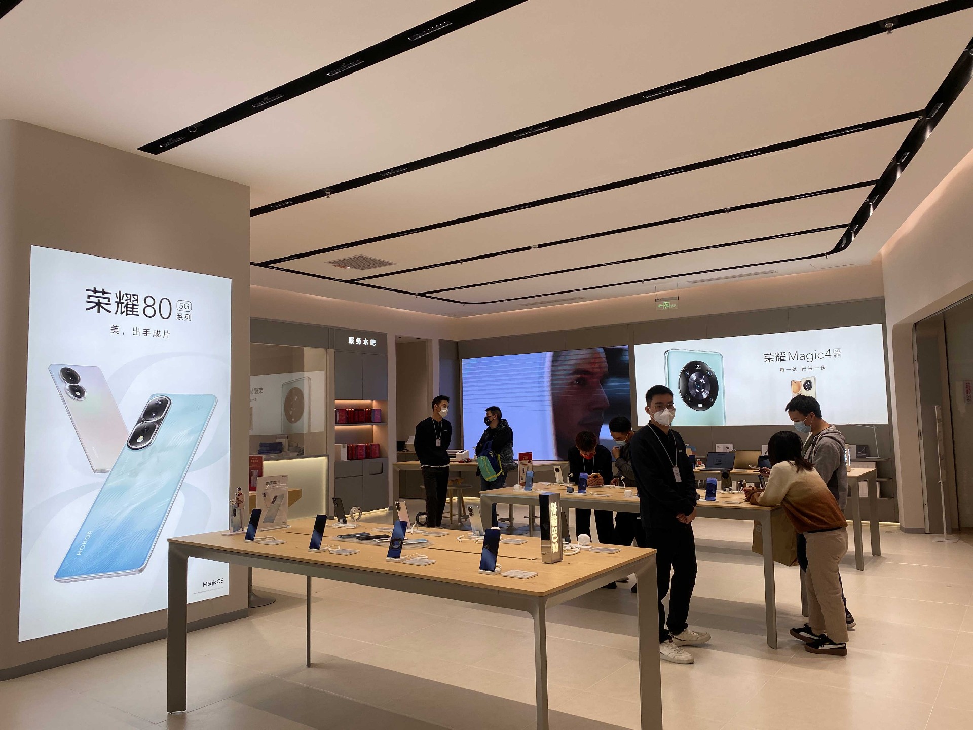 280㎡荣耀手机授权体验店装修实景案例