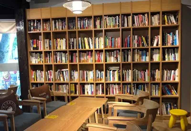 　　在快节奏的现代生活中，书店不仅是售卖书籍的场所，更是人们心灵栖息的港湾。对于郑州的书店而言，如何通过装修设计营造浓郁的书香氛围，打造舒适宜人的阅读区，成为吸引读者、提升竞争力的关键。接下来，就从多个维度为你解析郑州书店营造书香氛围与舒适阅读区的设计方案。  　　1、整体布局规划：打造流畅阅读动线  　　合理的整体布局是营造良好阅读体验的基础。郑州书店在设计时，可采用开放式与半开放式相结合的布局。将畅销书、热门书籍放置在入口显眼位置，吸引读者目光;按照文学、社科、儿童等不同类别划分书籍陈列区域，每个区域设置清晰的指示牌。同时，在各个区域间留出宽敞的通道，避免拥挤杂乱，形成流畅的阅读动线。此外，可设置独立的文创产品区、咖啡休闲区，与书籍陈列区相互呼应，既丰富书店业态，又能引导读者自然穿梭于不同空间，延长停留时间。  　　2、色彩与灯光设计：烘托静谧书香氛围  　　色彩和灯光对书店氛围的营造起着至关重要的作用。在色彩选择上，应以沉稳、宁静的色调为主，墙面可选用米白色、浅灰色等淡雅色彩，搭配木质书架的暖棕色，营造出温馨而不失庄重的氛围。灯光设计则需兼顾功能性与氛围营造，采用柔和的暖光作为基础照明，均匀照亮整个书店空间;在书架区域设置局部射灯，突出书籍陈列，方便读者查找;阅读区的灯光要更加柔和，可使用台灯、落地灯等，避免强光直射，为读者打造静谧舒适的阅读环境，让读者沉浸在书香之中。  　　3、阅读区细节设计：提升舒适阅读体验  　　舒适的阅读区是书店留住读者的核心。阅读区的座椅选择至关重要，应采用符合人体工程学的沙发、靠椅，搭配柔软的坐垫和靠枕，确保读者长时间阅读不易产生疲劳感。阅读桌椅的高度要合理搭配，桌面宽敞，方便读者放置书籍和饮品。同时，在阅读区设置充足的电源插座和 USB 接口，满足读者电子设备充电需求。此外，阅读区的隔音设计也不容忽视，可采用吸音材料装饰墙面和天花板，减少外界噪音干扰，为读者提供安静的阅读空间。  　　4、文化元素融入：强化书店独特气质  　　融入丰富的文化元素能让书店更具辨识度和吸引力。郑州有着深厚的历史文化底蕴，书店可将本地文化特色融入装修设计中。例如，在墙面装饰上展示郑州的历史建筑、文化名人等图片或绘画;设置本土文化书籍专区，陈列与郑州相关的历史、民俗、艺术等书籍;还可定期举办与郑州文化相关的讲座、读书分享会等活动，让书店成为传播本土文化的平台。此外，通过摆放艺术摆件、悬挂书法作品等方式，提升书店的文化品味，强化其独特气质，让读者在阅读之余，也能感受到文化的熏陶。  　　郑州书店通过科学的整体布局规划、巧妙的色彩灯光设计、贴心的阅读区细节处理以及丰富的文化元素融入，能够成功营造出浓厚的书香氛围与舒适的阅读区。这样的设计不仅能满足读者对高品质阅读环境的需求，还能让书店成为城市文化的重要载体，吸引更多读者走进书店，享受阅读的乐趣，为郑州的文化建设与发展贡献力量。