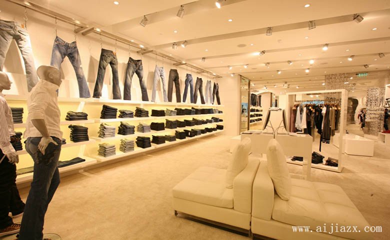 郑州流行的服装店铺装修效果图